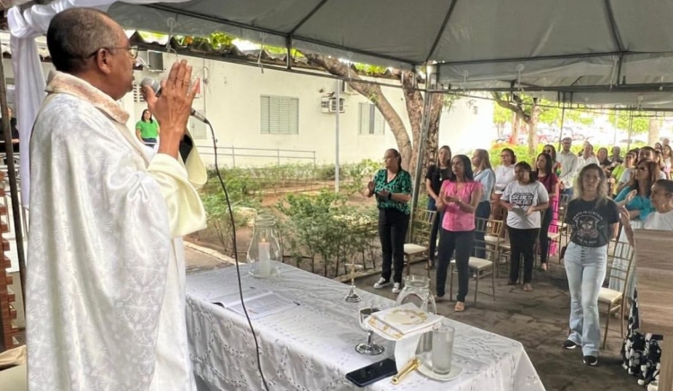 Missa marca celebração de Páscoa dos servidores