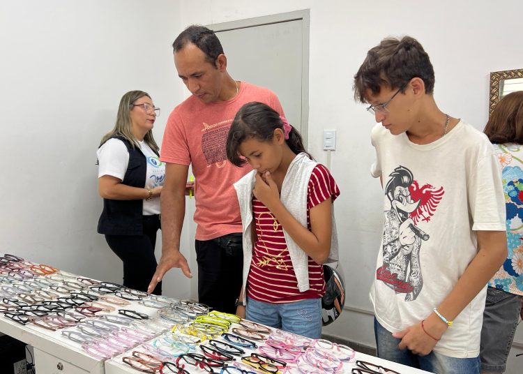 Mais 160 pessoas são beneficiadas com óculos de grau por meio do Projeto Ver Melhor