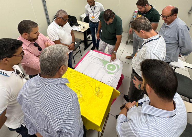 Equipe da gestão municipal, junto com o prefeito em exercício Marcondes Francisco, reúne-se com estafe do Assaí para falar sobre rotatória