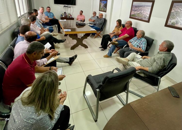 Durante reunião, secretariado e gestor alinham ações e dão boas vindas a novos integrantes das pastas