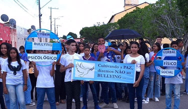 Escola Municipal Jovino de Carvalho realiza caminhada em alusão a Semana da Paz