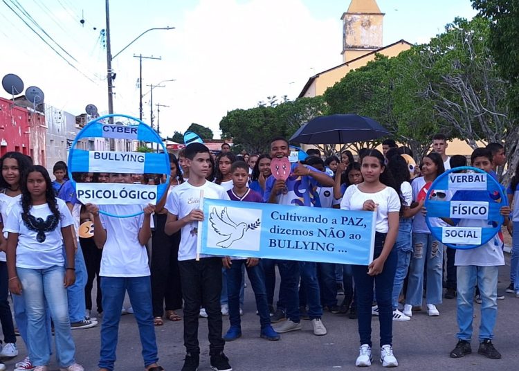 Escola Municipal Jovino de Carvalho realiza caminhada em alusão a Semana da Paz