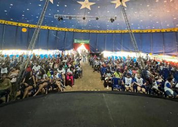 Crianças e adolescentes assistidas pela Sedes assistem espetáculo do Marcos Frota Circo