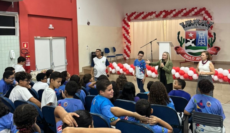 Alunos da rede municipal participam de palestra sobre educação financeira