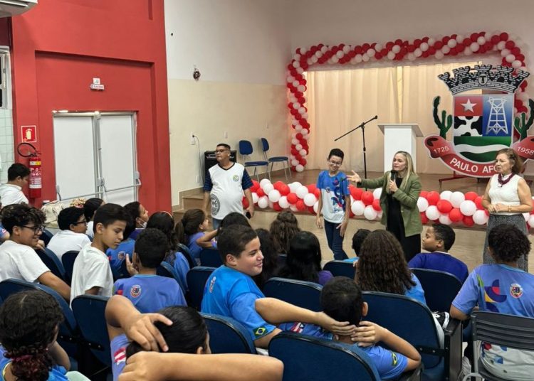 Alunos da rede municipal participam de palestra sobre educação financeira