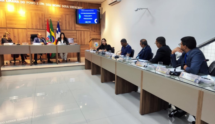 Secretária da Fazenda Marcele Amâncio atende convocação, comparece a câmara de vereadores e presta esclarecimentos sobre as finanças do município