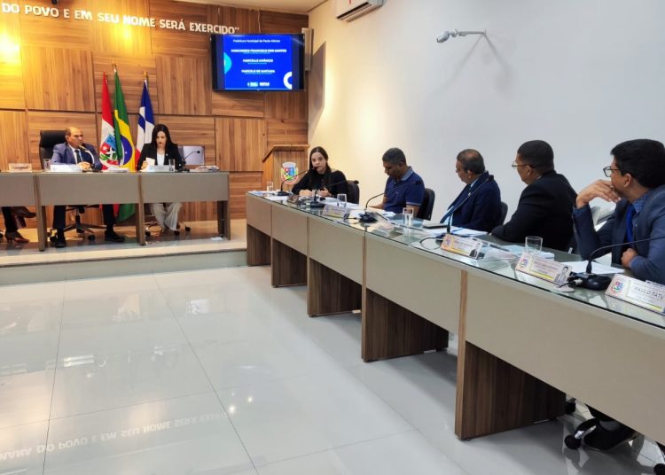 Secretária da Fazenda Marcele Amâncio atende convocação, comparece a câmara de vereadores e presta esclarecimentos sobre as finanças do município