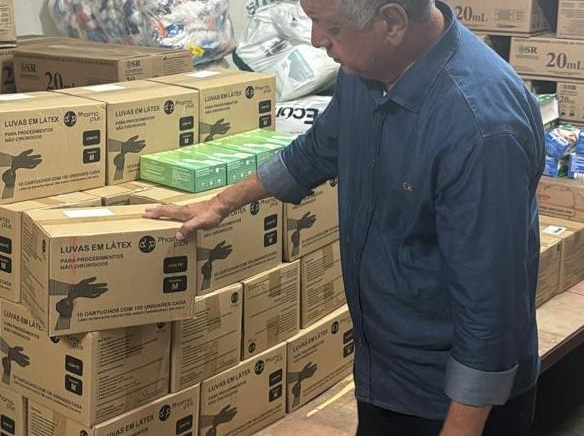 Prefeito em exercício e secretário de Saúde visitam setor de medicamentos do HNAS