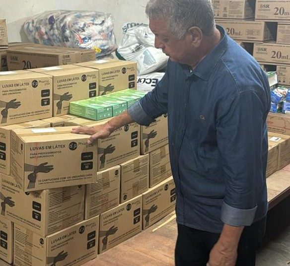 VISITA AO HNAS 01 Prefeitura de Paulo Afonso Prefeito em exercício e secretário de Saúde visitam setor de medicamentos do HNAS