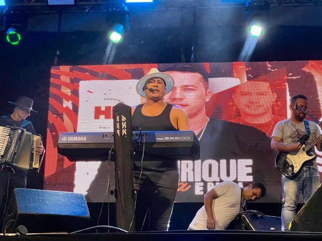 Quadrilha, shows e premiação fizeram parte do São João do Comércio