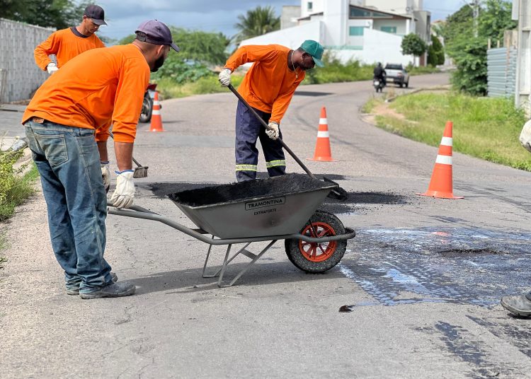 Operação tapa-buraco tem continuidade na Avenida Beiro Rio, no Jardim Bahia