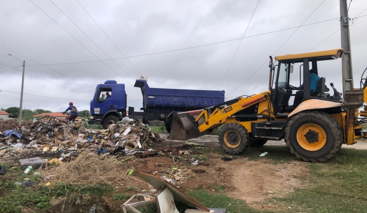 Sema realiza limpeza e retirada de entulhos em vários pontos da cidade