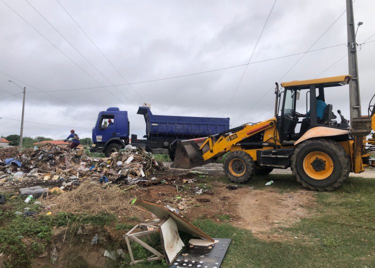 Sema realiza limpeza e retirada de entulhos em vários pontos da cidade