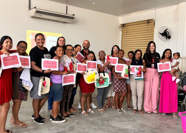 Mais onze mulheres concluíram o curso de pintura em tecido e participaram de capacitação sobre educação financeira