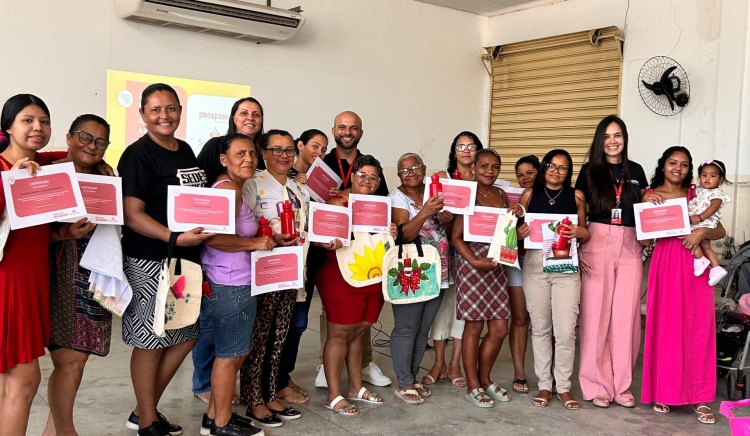 Mais onze mulheres concluíram o curso de pintura em tecido e participaram de capacitação sobre educação financeira