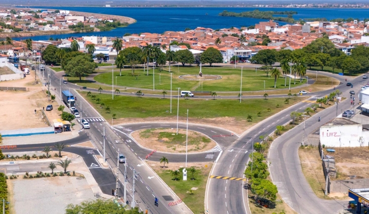 Construção da rotatória em frente ao Atacadista Assai melhora a trafegabilidade e a segurança viária na região