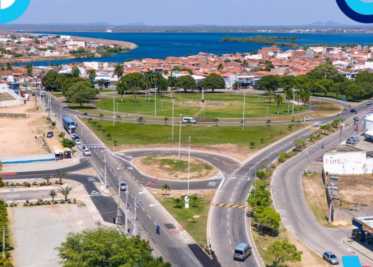 Construção da rotatória em frente ao Atacadista Assai melhora a trafegabilidade e a segurança viária na região