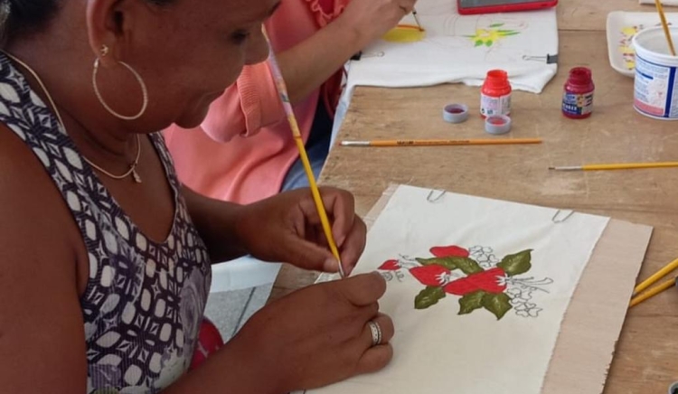 Sedes promove ultima aula de pintura em tecido para mulheres do Bairro Tancredo Neves