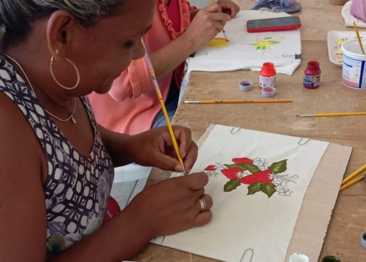 Sedes promove ultima aula de pintura em tecido para mulheres do Bairro Tancredo Neves