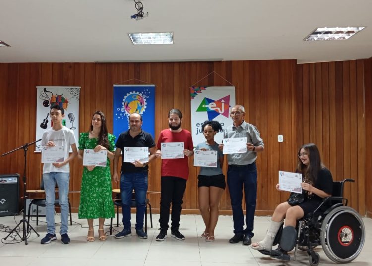 Mais 130 alunos de cursos promovidos pela Sedes recebem certificados de conclusão