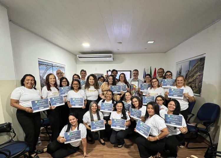 entrega dos certificados 8 Prefeitura de Paulo Afonso Seduc entrega certificados ao Coral Vozes da Educação pela participação no 22º Festival Nacional de Corais