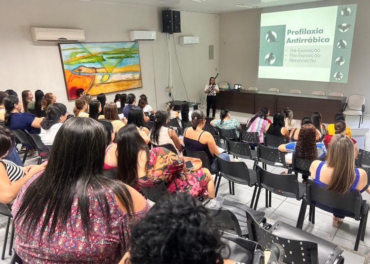 Profissionais da Sesau e Sedes participam de capacitação sobre a vacina e  implementação do Projeto Família Acolhedora