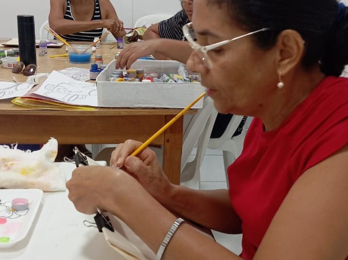 Programa Inclusão Produtiva oferta curso de pintura e customização em tecido para mais 17 mulheres