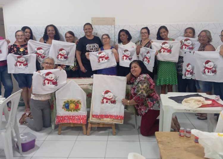SEDES realiza workshop de pintura natalina para 15 mulheres do Programa Inclusão Produtiva