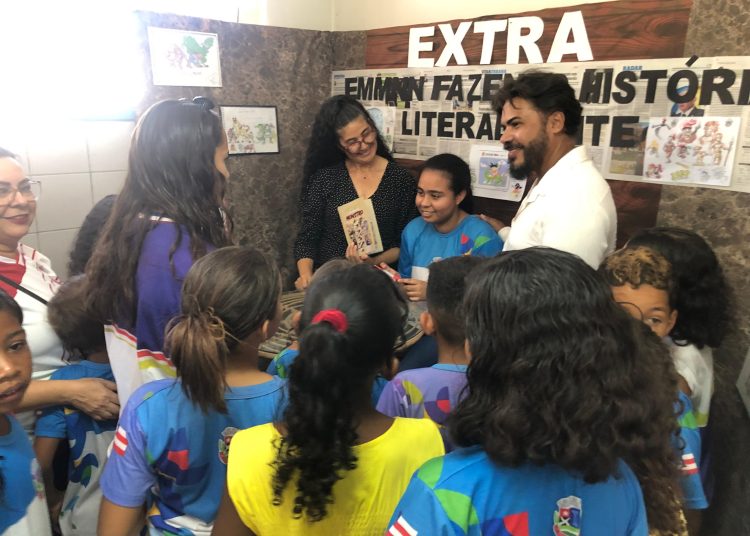 Aluna da Escola Municipal Manoel Nascimento Neto lança gibi autoral durante 1ª Feira de Linguagem