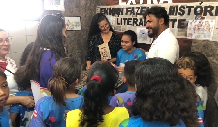 Aluna da Escola Municipal Manoel Nascimento Neto lança gibi autoral durante 1ª Feira de Linguagem
