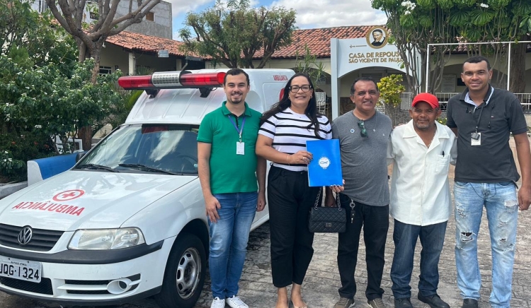 Secretaria de Saúde recebe ambulância para garantir melhorar atendimento à população