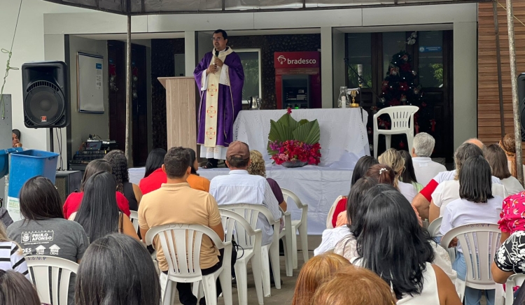 Missa em celebração ao Natal e Ano Novo reúne servidores no pátio da Prefeitura