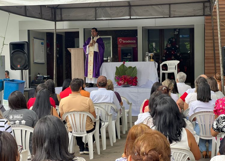 Missa em celebração ao Natal e Ano Novo reúne servidores no pátio da Prefeitura