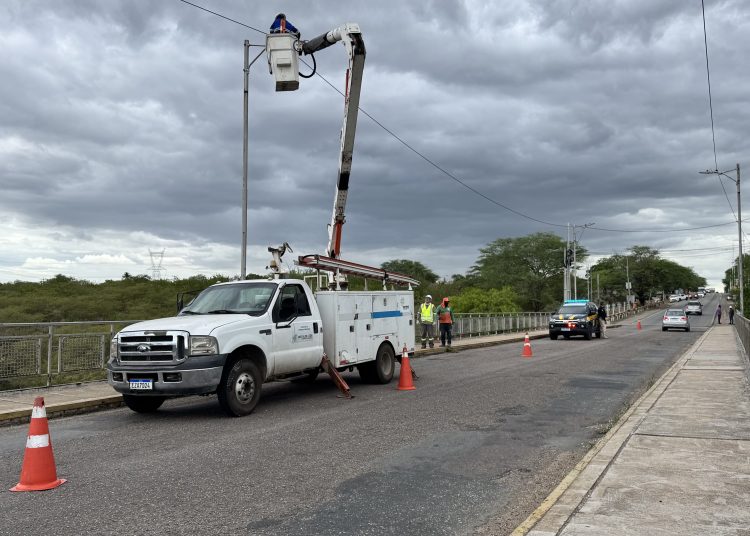 Prefeitura Municipal de Paulo Afonso realiza substituição da iluminação da Ponte Metálica