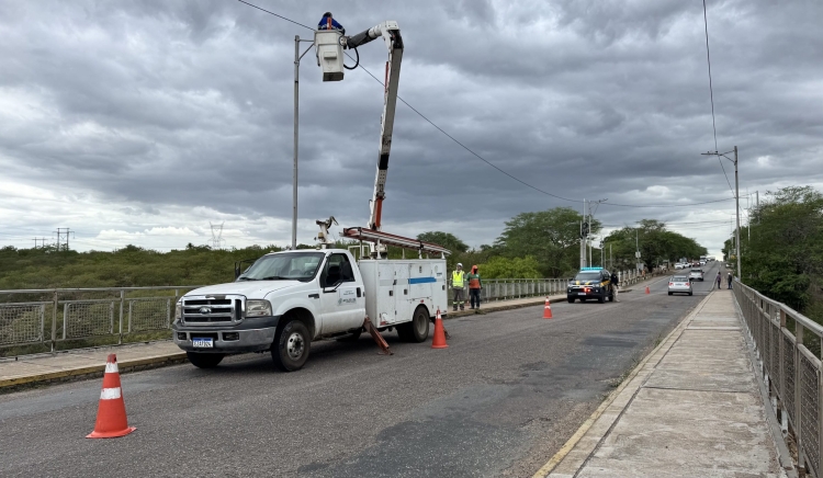 Prefeitura Municipal de Paulo Afonso realiza substituição da iluminação da Ponte Metálica