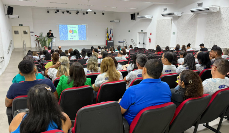 Secretaria de Educação realiza o primeiro curso de formação da EJA com professores da rede municipal