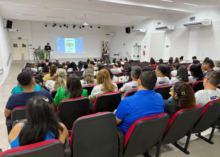 Secretaria de Educação realiza o primeiro curso de formação da EJA com professores da rede municipal