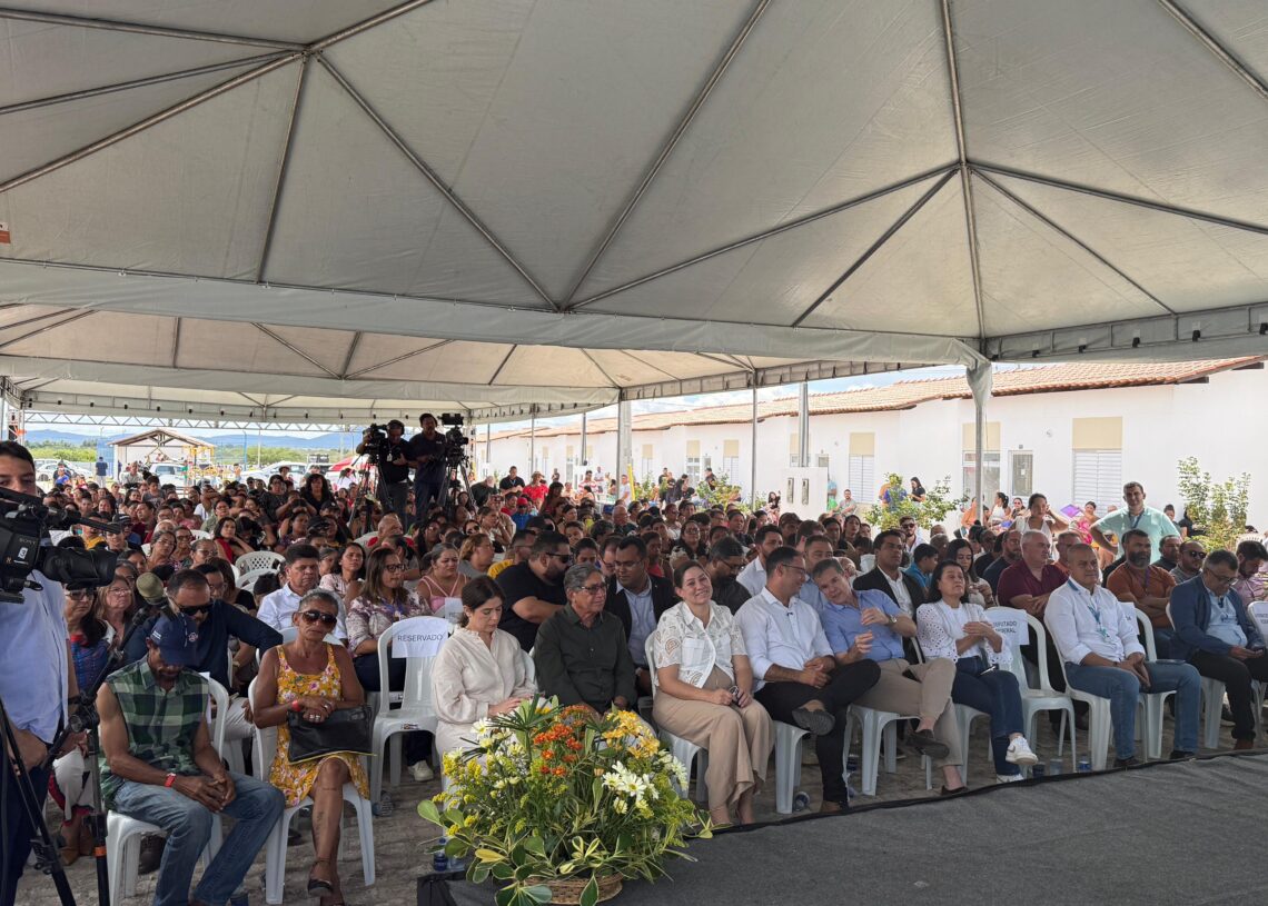 Prefeitura de Paulo Afonso entrega 200 moradias do Residencial Francisco Chagas com presença de ministro do Governo Federal