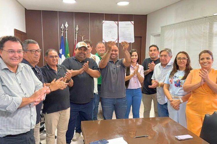 Histórico: Prefeito Sanciona Lei que Reduz Taxa de Esgoto em 50% em Paulo Afonso