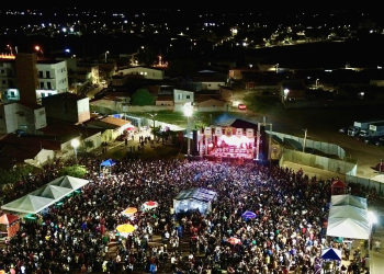 Arraiá dos Bairros leva grande público ao Jardim Bahia com show de Silvano Salles e Laidson Loz Kuatroz