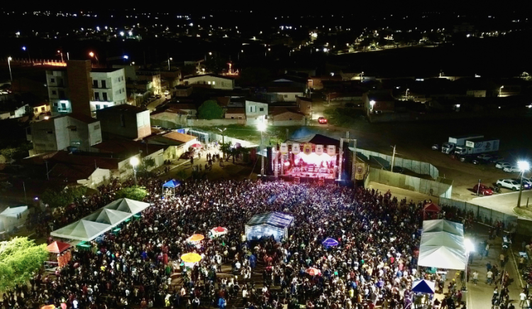 Arraiá dos Bairros leva grande público ao Jardim Bahia com show de Silvano Salles e Laidson Loz Kuatroz