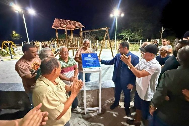 Prefeitura entrega nova praça no Povoado Açude e presta homenagem à história local
