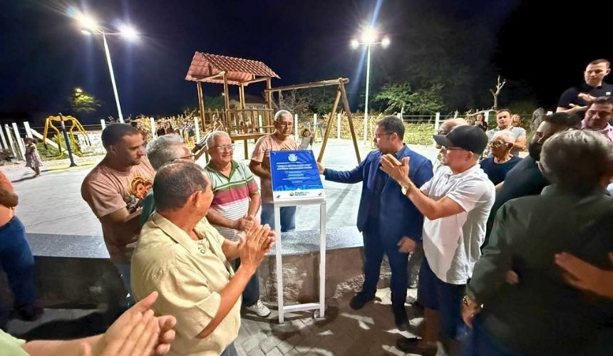 Prefeitura entrega nova praça no Povoado Açude e presta homenagem à história local