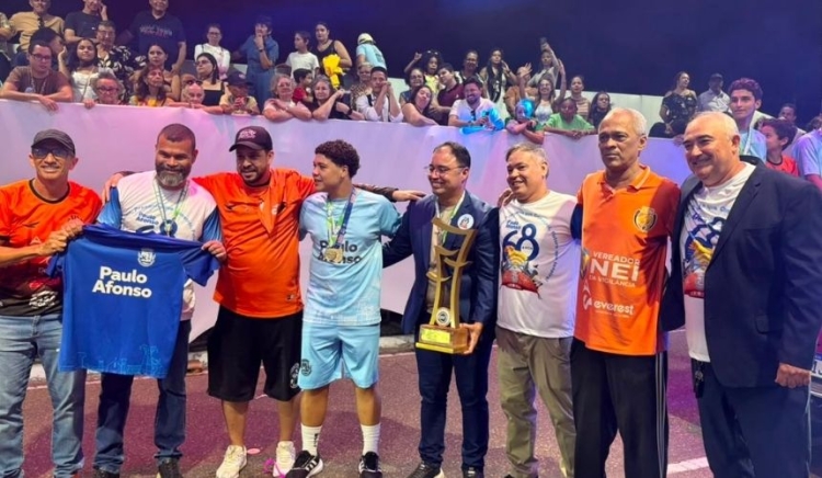 Atletas pauloafonsinos, campeões brasileiros Sub-15 de Futsal 7 são aclamados no Desfile de 68 anos da cidade