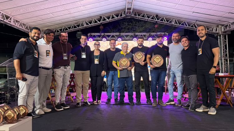 Finalistas do Concurso Comida de Boteco posam para foto.