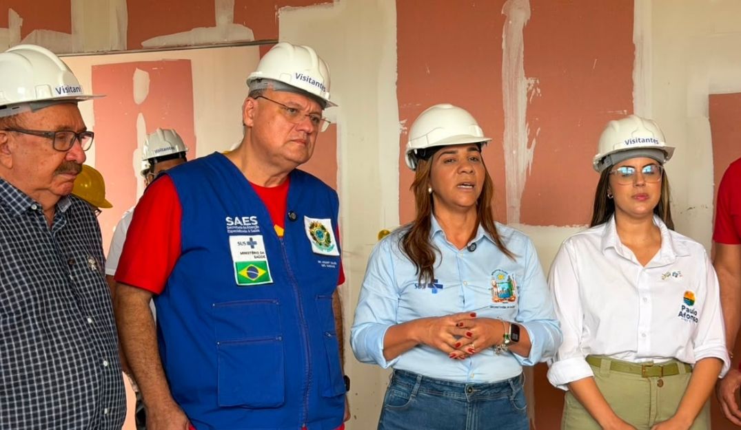 Comitiva em visita &agrave;s obras do Hospital Universit&aacute;rio de Paulo Afonso.