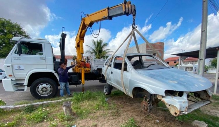 Avança Paulo Afonso: Em mais uma iniciativa, programa remove veículos abandonados em calçadas e vias públicas