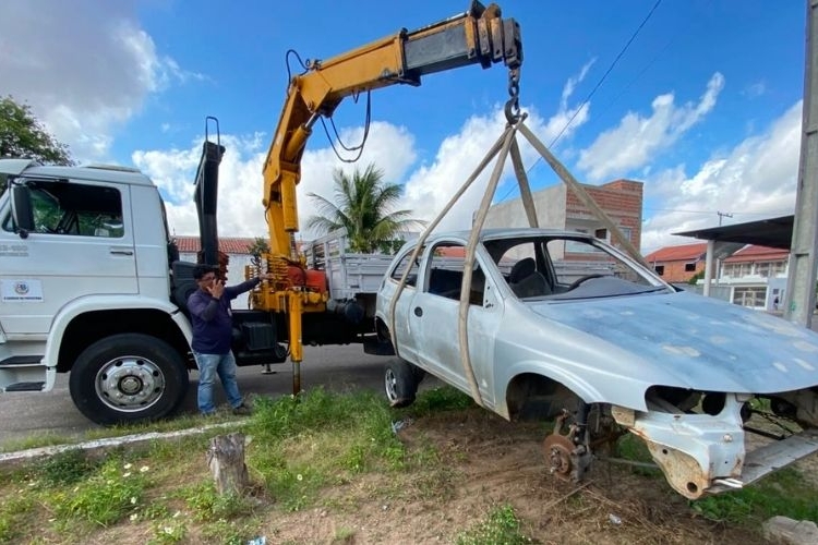 Prefeitura de Paulo Afonso Avança Paulo Afonso: Em mais uma iniciativa, programa remove veículos abandonados em calçadas e vias públicas
