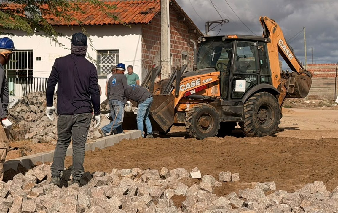 Prefeitura de Paulo Afonso Programa “Avança Paulo Afonso” chega ao bairro Siriema com obras de pavimentação em paralelepípedo