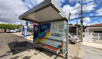 Prefeitura implanta novos pontos de &ocirc;nibus com carregadores e monitoramento em tempo real